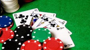 Thùng phá sảnh trong poker được tạo thành từ 5 lá bài liên tiếp có cùng chất